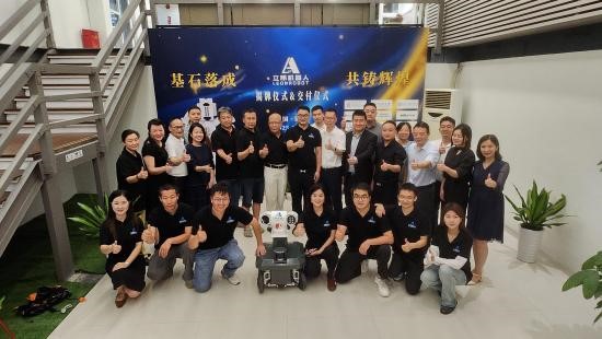 深圳外服集团携手立昂机器人开启"科技+ 服务"双轮驱动赋能城市治理新范式